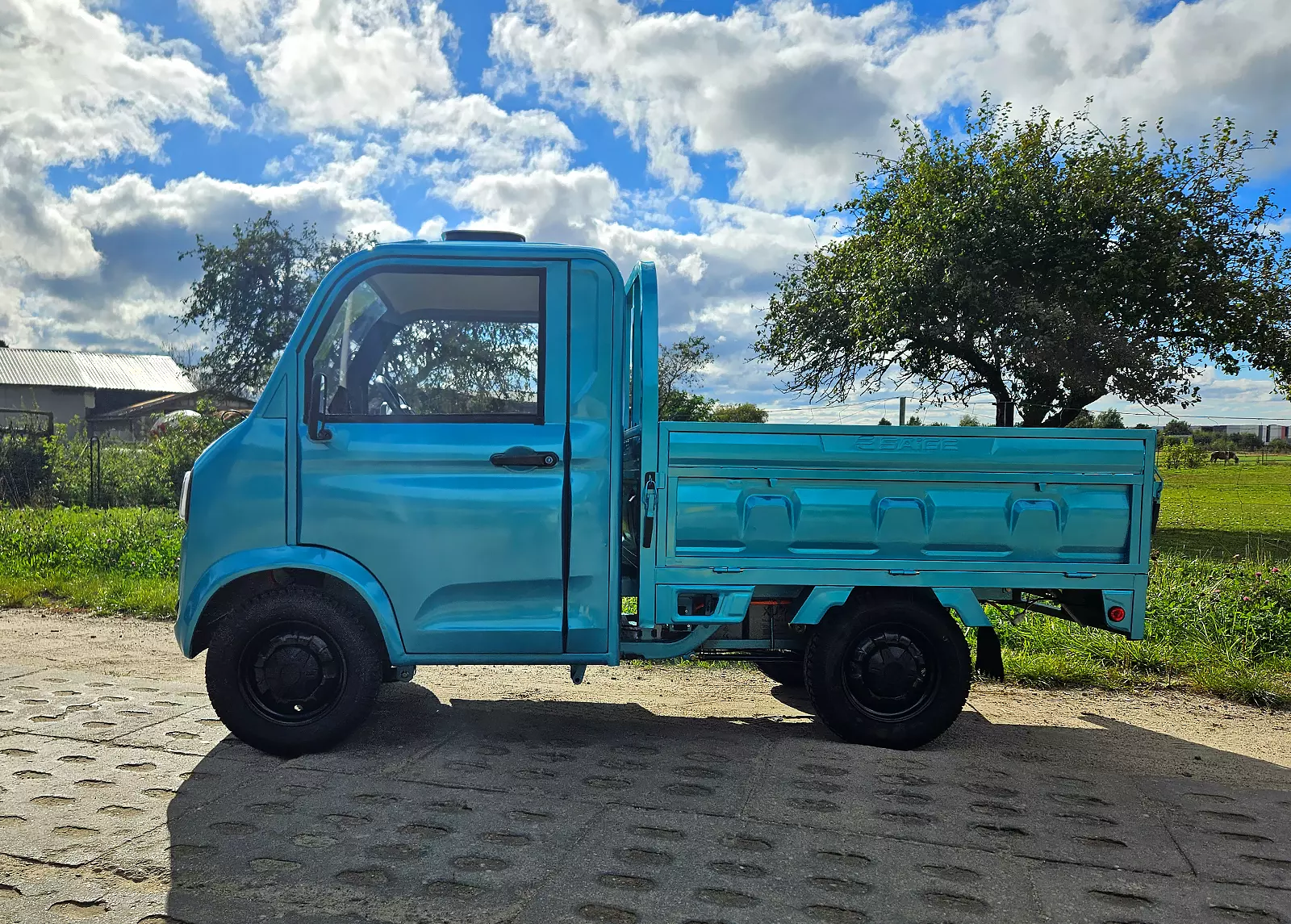 Homologowany pojazd elektryczny Frugal H500 – widok z lewego boku. Wytrzymała konstrukcja do zadań specjalnych.