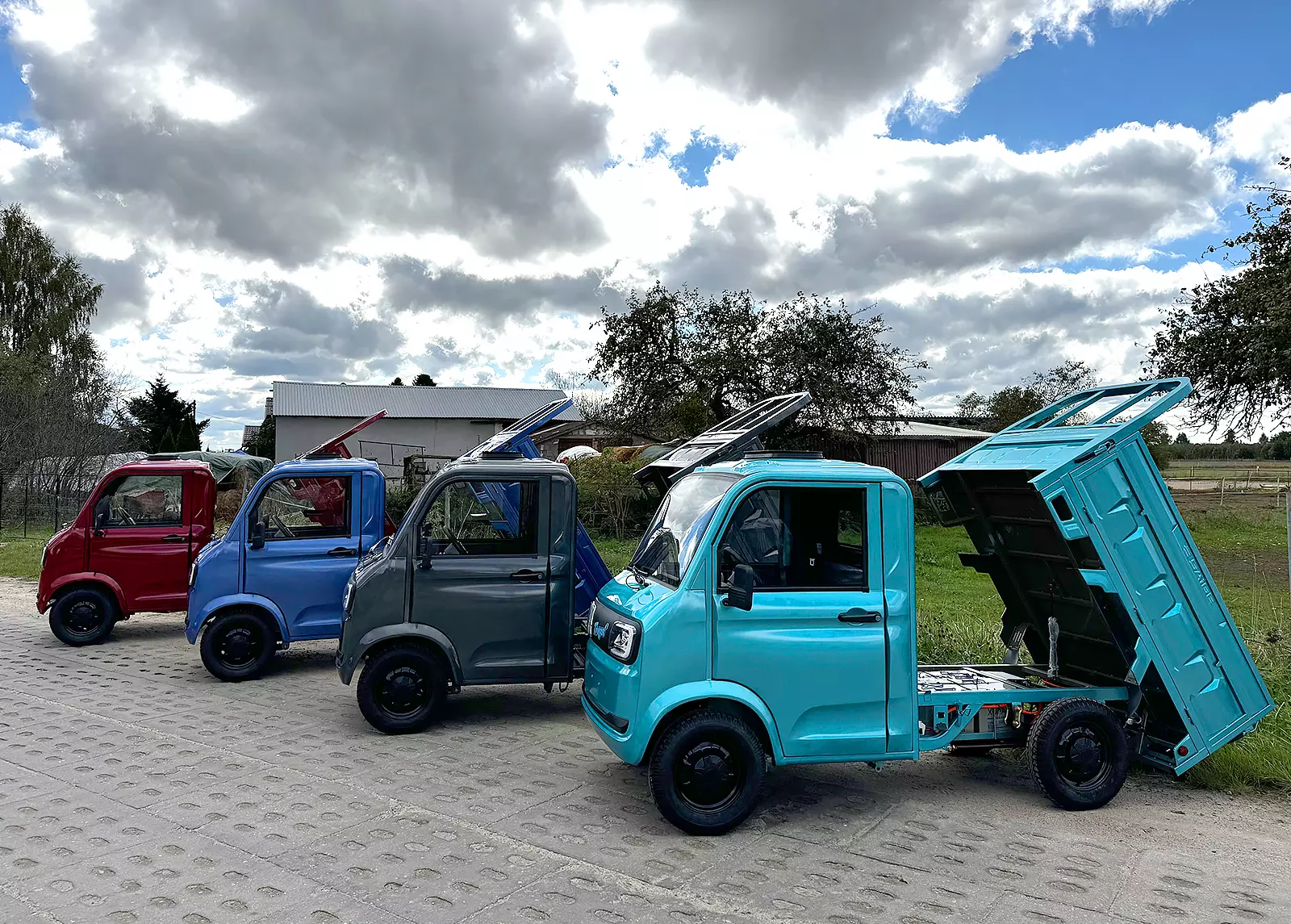 Frugal H500 w różnych kolorach, z podniesioną skrzynią. Homologowane pojazdy L6e do floty firmowej.