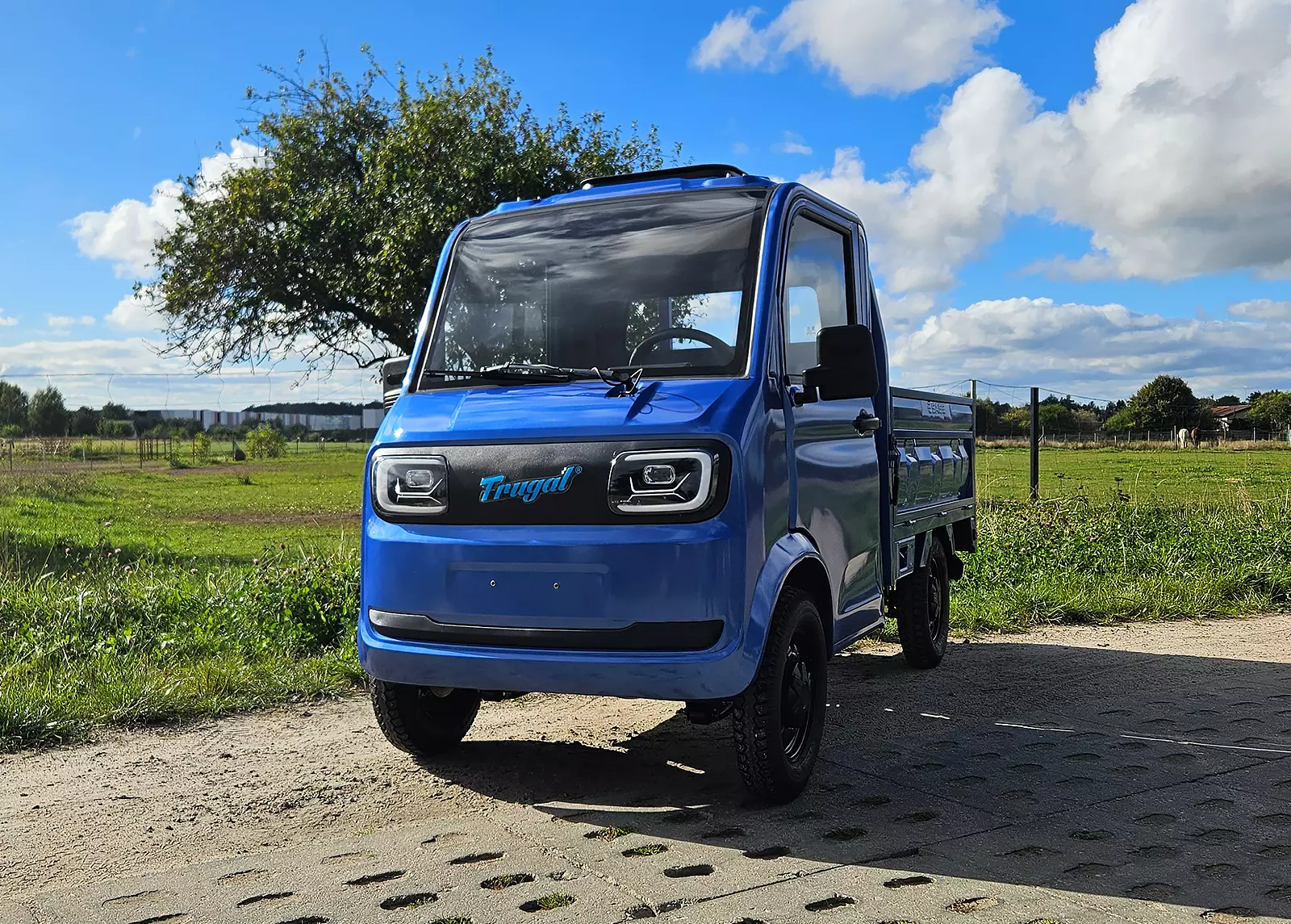 Elektryczny pojazd Frugal H500 z homologacją L6e, widok z profilu, idealny bezemisyjny transport firmowy.