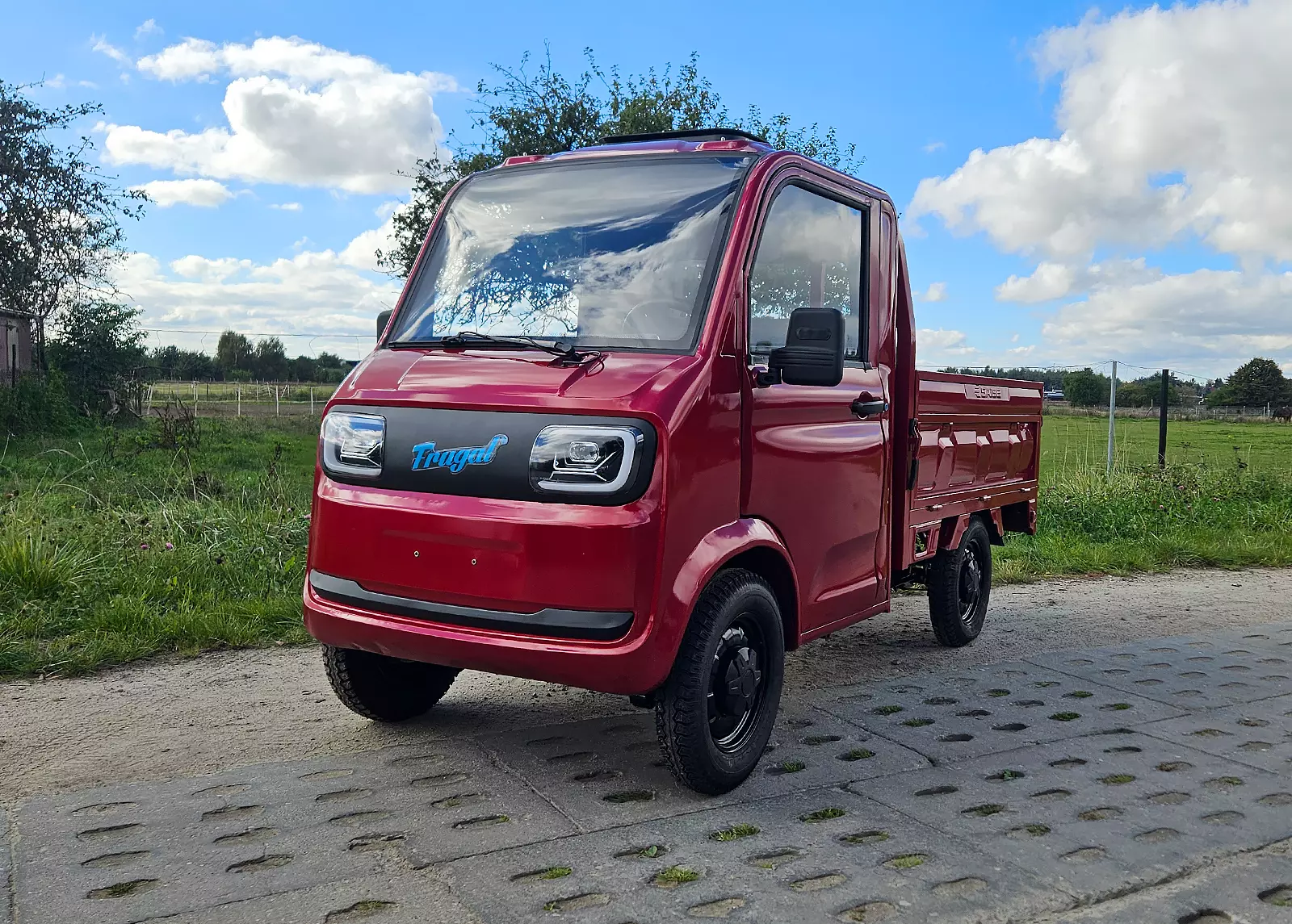 Elektryczny pojazd Frugal H500 z homologacją L6e, widok z profilu, idealny bezemisyjny transport firmowy.