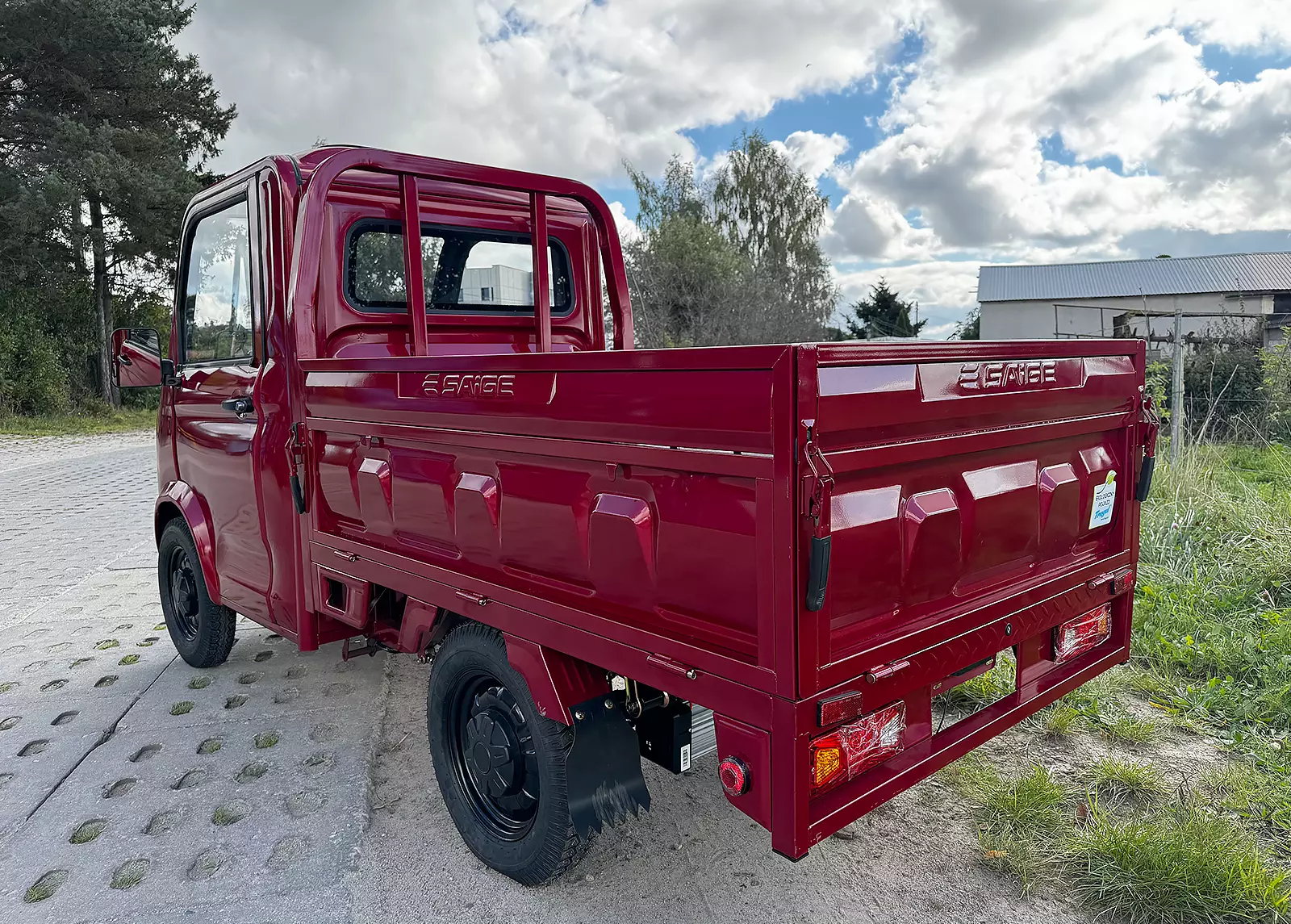 Frugal H500 Seige Edition ze skrzynią załadunkowa, homologowany pojazd elektryczny do zadań komunalnych.